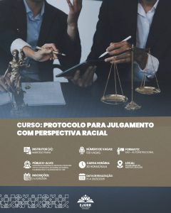 Card digital. Na metade superior, a imagem de duas pessoas vestindo ternos, sentadas em uma mesa de trabalho jurídica. Uma delas segura um tablet enquanto a outra aponta para a tela com uma caneta digital. Em primeiro plano na mesa, aparecem uma estátua da deusa da Justiça (Têmis) e uma balança da justiça dourada. Na metade inferior, em fundo bege escuro, o título em letras garrafais brancas: "CURSO: PROTOCOLO PARA JULGAMENTO COM PERSPECTIVA RACIAL". Abaixo, ícones brancos detalham as informações do curso: Instrutor: Marcelo Paiva; Número de vagas: 100 vagas; Formato: EAD - Autoinstrucional; Público-alvo: Magistradas, magistrados, servidoras, servidores ativos e aposentados, estagiárias, estagiários, colaboradoras e colaboradores do TJRR; Carga horária: 30 horas/aula; Local: Plataforma do Instituto Educere; Inscrições: 3 a 10/6/2026; Data de realização: 15 a 30/6/2026. No rodapé escuro, grafismos geométricos brancos e o logotipo da EJURR (Escola Judicial de Roraima).