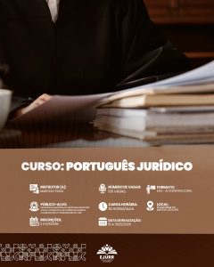 Card digital. Na metade superior, a imagem em primeiro plano mostra uma pilha de processos e papéis em uma mesa de madeira. Ao fundo, uma pessoa vestindo uma toga preta de magistrado manuseia os documentos. Na metade inferior, em fundo marrom claro, o título em letras garrafais brancas: "CURSO: PORTUGUÊS JURÍDICO". Abaixo, ícones brancos detalham as informações do curso: Instrutor: Marcelo Paiva; Número de vagas: 100 vagas; Formato: EAD - Autoinstrucional; Público-alvo: Magistradas, magistrados, servidoras, servidores ativos e aposentados, estagiárias, estagiários, colaboradoras e colaboradores do TJRR; Carga horária: 30 horas/aula; Local: Plataforma do Instituto Educere; Inscrições: 3 a 10/6/2026; Data de realização: 15 a 30/6/2026. No rodapé escuro, grafismos geométricos brancos e o logotipo da EJURR (Escola Judicial de Roraima).