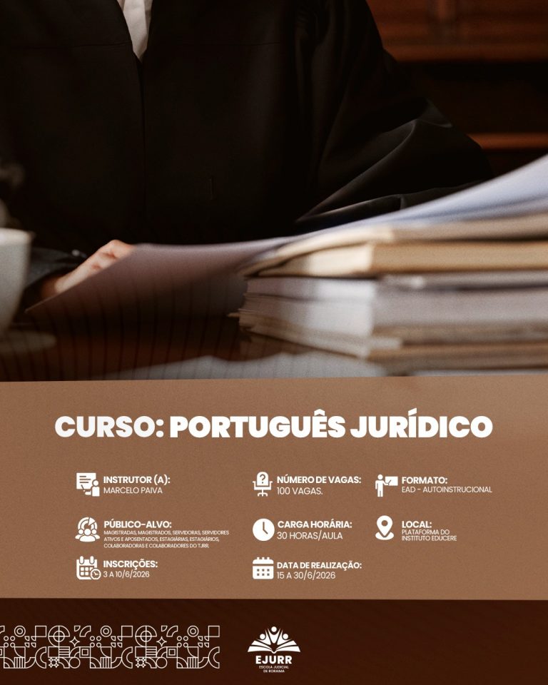 Card digital. Na metade superior, a imagem em primeiro plano mostra uma pilha de processos e papéis em uma mesa de madeira. Ao fundo, uma pessoa vestindo uma toga preta de magistrado manuseia os documentos. Na metade inferior, em fundo marrom claro, o título em letras garrafais brancas: "CURSO: PORTUGUÊS JURÍDICO". Abaixo, ícones brancos detalham as informações do curso: Instrutor: Marcelo Paiva; Número de vagas: 100 vagas; Formato: EAD - Autoinstrucional; Público-alvo: Magistradas, magistrados, servidoras, servidores ativos e aposentados, estagiárias, estagiários, colaboradoras e colaboradores do TJRR; Carga horária: 30 horas/aula; Local: Plataforma do Instituto Educere; Inscrições: 3 a 10/6/2026; Data de realização: 15 a 30/6/2026. No rodapé escuro, grafismos geométricos brancos e o logotipo da EJURR (Escola Judicial de Roraima).