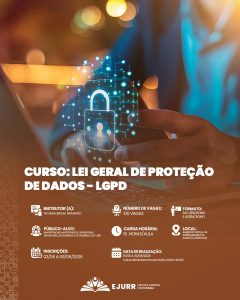 Card digital com estética tecnológica. Na metade superior, a imagem mostra as mãos de uma pessoa utilizando um notebook; sobre a tela e o teclado, há uma sobreposição digital luminosa com linhas de circuitos brilhantes em azul e verde que formam o desenho de um cadeado fechado, simbolizando segurança digital. Na metade inferior, em fundo marrom escuro, o título em letras garrafais brancas: "CURSO: LEI GERAL DE PROTEÇÃO DE DADOS - LGPD". Abaixo, ícones brancos detalham as informações do curso: Instrutor: Tatiana Brasil Brandão; Número de vagas: 100 vagas; Formato: EAD Síncrono e Assíncrono; Público-alvo: Magistradas, magistrados, servidoras, servidores, estagiárias e estagiários do TJRR; Carga horária: 15 horas/aula; Local: Ambiente Virtual de Aprendizagem da EJURR (Classroom); Inscrições: 02/06 a 09/06/2026; Data de realização: 15/06 a 30/06/2026 (aulas síncronas nos dias 15/06, 24/06 e 30/06). No rodapé, o logotipo branco da EJURR (Escola Judicial de Roraima) centralizado, ladeado por grafismos geométricos discretos na lateral esquerda.