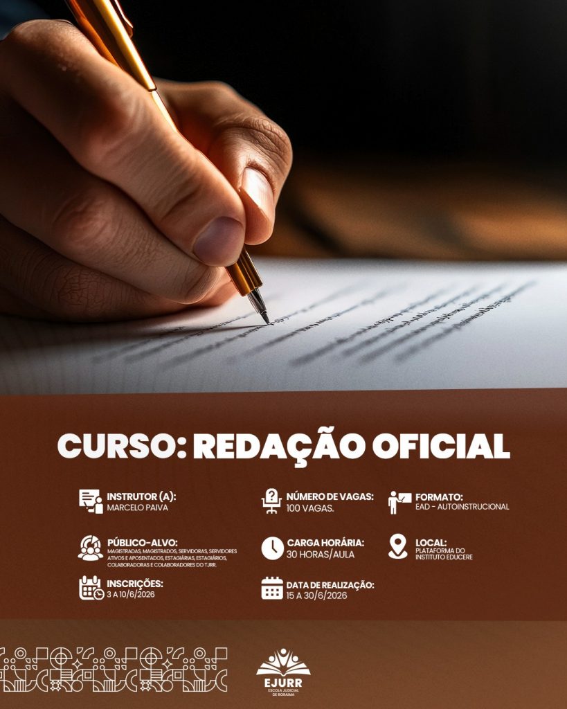Card digital. Na metade superior, uma imagem em grande plano detalha uma mão segurando uma caneta-tinteiro dourada enquanto assina ou escreve em um documento de papel branco. Na metade inferior, em fundo marrom escuro, o título em letras garrafais brancas: "CURSO: REDAÇÃO OFICIAL". Abaixo, ícones brancos detalham as informações do curso: Instrutor: Marcelo Paiva; Número de vagas: 100 vagas; Formato: EAD - Autoinstrucional; Público-alvo: Magistradas, magistrados, servidoras, servidores ativos e aposentados, estagiárias, estagiários, colaboradoras e colaboradores do TJRR; Carga horária: 30 horas/aula; Local: Plataforma do Instituto Educere; Inscrições: 3 a 10/6/2026; Data de realização: 15 a 30/6/2026. No rodapé escuro, grafismos geométricos brancos e o logotipo da EJURR (Escola Judicial de Roraima).