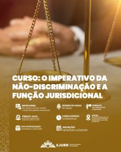 Card digital. Na metade superior, a imagem foca em primeiro plano nos pratos e correntes douradas de uma balança da justiça. Ao fundo, de forma desfocada, aparecem as mãos juntas de uma pessoa sobre a mesa. Na metade inferior, com fundo em tom mostarda escuro, o título em letras garrafais brancas diz: "CURSO: O IMPERATIVO DA NÃO-DISCRIMINAÇÃO E A FUNÇÃO JURISDICIONAL". Abaixo, ícones brancos detalham as informações: Instrutores: Dra. Rafaelly da Silva Lampert e Josué Teles Meneses Albuquerque; Número de vagas: 50 vagas; Formato: EAD Assíncrono e Síncrono; Público-alvo: Magistradas, magistrados e assessoria jurídica do TJRR; Carga horária: 12 horas/aula; Local: Encontros síncronos via Google Meet e atividades assíncronas via Google Classroom; Data de realização: 22/06/2026 a 02/07/2026; Inscrições: 08/06/2026 a 12/06/2026. No rodapé, o logotipo branco da EJURR (Escola Judicial de Roraima) centralizado, com grafismos geométricos discretos na lateral esquerda.