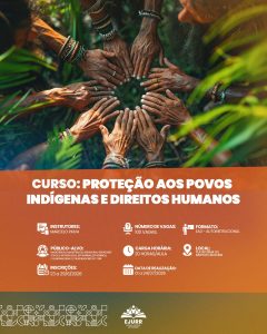 Card digital. Na metade superior, uma imagem vista de cima mostra diversas mãos de pessoas indígenas dispostas em círculo, com as palmas voltadas para baixo e quase se tocando ao centro. Algumas pessoas usam pulseiras artesanais tradicionais e a imagem é emoldurada por folhas verdes nas laterais, simulando um ambiente de mata. Na metade inferior, em fundo terracota escuro, o título em letras garrafais brancas diz: "CURSO: PROTEÇÃO AOS POVOS INDÍGENAS E DIREITOS HUMANOS". Abaixo, ícones brancos detalham as informações do curso: Instrutores: Marcelo Paiva; Número de vagas: 100 vagas; Formato: EAD - Autoinstrucional; Público-alvo: Magistradas, magistrados, servidoras, servidores ativos e aposentados, estagiárias, estagiários, colaboradoras e colaboradores do TJRR; Carga horária: 20 horas/aula; Local: Plataforma do Instituto Educere; Inscrições: 23 a 29/6/2026; Data de realização: 01 a 24/07/2026. No rodapé escuro, grafismos geométricos brancos e o logotipo da EJURR (Escola Judicial de Roraima).