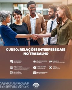 Card digital. Na metade superior, a imagem mostra um grupo de cinco pessoas sorridentes em um ambiente de escritório moderno. Em destaque no primeiro plano, duas mulheres se cumprimentam com um aperto de mãos: à esquerda, uma mulher mais velha de cabelos curtos e grisalhos; à direita, uma mulher de cabelos castanhos longos e camisa verde-oliva. Ao fundo, três colegas observam e sorriem, incluindo um homem negro de terno marrom ao centro. Na metade inferior, em fundo marrom escuro, o título em letras garrafais brancas diz: "CURSO: RELAÇÕES INTERPESSOAIS NO TRABALHO". Abaixo, ícones brancos detalham as informações do curso: Instrutores: Andréia Ribas; Número de vagas: 100 vagas; Formato: EAD - Autoinstrucional; Público-alvo: Magistradas, magistrados, servidoras, servidores ativos e aposentados, estagiárias, estagiários, colaboradoras e colaboradores do TJRR; Carga horária: 20 horas/aula; Local: Plataforma do Instituto Educere; Inscrições: 23 a 29/6/2026; Data de realização: 01 a 24/07/2026. No rodapé escuro, grafismos geométricos brancos e o logotipo da EJURR (Escola Judicial de Roraima).