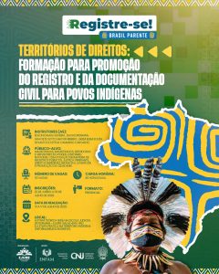 Card digital com identidade visual étnica e grafismos geométricos indígenas nas bordas superior e inferior. O fundo é dividido horizontalmente por uma linha rasgada: a metade superior é verde e a metade inferior é amarela. No topo, destaca-se o logotipo da campanha "Registre-se! Brasil Parente". Logo abaixo, o título em letras garrafais brancas e amarelas diz: "TERRITÓRIOS DE DIREITOS: FORMAÇÃO PARA PROMOÇÃO DO REGISTRO E DA DOCUMENTAÇÃO CIVIL PARA POVOS INDÍGENAS", acompanhado de três pequenas setas amarelas. No canto inferior direito, há a imagem de um homem indígena usando um grande cocar de penas pretas e brancas, colar de contas e uma máscara facial preta com grafismos geométricos amarelos e vermelhos. Atrás dele, há a ilustração de um mapa estilizado nas cores azul e amarela. Na metade inferior esquerda, ícones pretos detalham o curso: Instrutores (as): Edson Damas Silveira, Davi Kopenawa, Graciete Sotto Mayor Ribeiro, Geiza Elem Souza de Matos e Letícia Camargo Carvalho; Público-alvo: Magistradas, magistrados, servidoras e servidores do Poder Judiciário Nacional com atuação em matéria de registros públicos, justiça itinerante, direitos indígenas, infância e juventude e promoção da cidadania; Número de vagas: 30 vagas; Carga horária: 40 horas/aula; Inscrições: 22 de junho a 03 de julho de 2026; Formato: Presencial; Data de realização: 13 a 17 de julho de 2026; Local: A etapa teórica será na Escola Judicial de Roraima - EJURR (Salas 414 e 415), e a etapa prática em território indígena (informaremos em breve). No rodapé, constam as marcas de Realização: EJURR; e de Apoio: ENFAM, Corregedoria Nacional de Justiça, CNJ (Conselho Nacional de Justiça) e FUNAI.