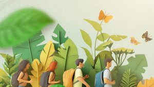 A imagem mostra pessoas com mochilas percorrendo uma trilha em uma área com folhagens em tons de verde e amarelo, entre homens e mulheres.
