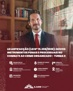 Card digital. Na metade superior, a imagem mostra um homem branco de cabelos castanhos e barba curta aparada, vestindo terno escuro, camisa branca e gravata vermelha, sorrindo discretamente. Ele está posicionado em frente a uma estante de livros de madeira. À direita da imagem, há uma sobreposição sutil de feixes de linhas vermelhas cruzadas, sugerindo uma teia de conexões ou mira. Na metade inferior, em fundo vinho escuro, o título em letras garrafais brancas diz: "LEI ANTIFACÇÃO (LEI Nº 15.358/2026): NOVOS INSTRUMENTOS PENAIS E PROCESSUAIS NO COMBATE AO CRIME ORGANIZADO – TURMA II". Abaixo, ícones brancos detalham as informações do curso: Instrutor (a): Rogério Sanches Cunha; Número de vagas: 100 vagas; Formato: EAD Assíncrono (caráter autoinstrucional); Público-alvo: Magistradas, magistrados, servidoras e servidores do TJRR; Carga horária: 8 horas/aula; Local: Ambiente Virtual de Aprendizagem da EJURR; Inscrições: 1 a 8/7/2026; Data de realização: 13 a 17/07/2026. No rodapé, o logotipo branco da EJURR (Escola Judicial de Roraima) centralizado, ladeado por grafismos geométricos discretos na lateral esquerda.