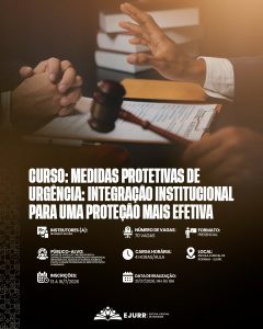 Card digital. Na metade superior, a imagem em primeiro plano mostra um martelo de juiz em movimento sobre uma mesa, ao lado de um documento em uma prancheta. Ao fundo, duas pessoas em ambiente de audiência ou conciliação: à esquerda, mãos entrelaçadas sobre a mesa em uma postura de escuta; à direita, um braço estendido com a mão aberta em um gesto de fala ou explicação. Na metade inferior, em fundo preto, o título em letras garrafais brancas alongadas diz: "CURSO: MEDIDAS PROTETIVAS DE URGÊNCIA: INTEGRAÇÃO INSTITUCIONAL PARA UMA PROTEÇÃO MAIS EFETIVA". Abaixo, ícones brancos detalham as informações do curso: Instrutores (a): Givanildo Moura; Número de vagas: 70 vagas; Formato: Presencial; Público-alvo: Oficiais de justiça do TJRR, servidores da Central de Mandados, magistradas e magistrados, servidores dos Juizados de Violência Doméstica e NUPAC e demais profissionais da rede de proteção convidados; Carga horária: 40 horas/aula; Local: Escola Judicial de Roraima - EJURR; Inscrições: 13 a 16/7/2026; Data de realização: 21/07/2026, 14h às 18h. No rodapé, o logotipo branco da EJURR (Escola Judicial de Roraima) centralizado, com grafismos geométricos discretos na lateral esquerda.