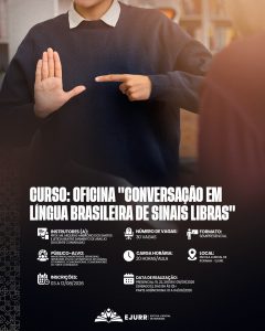 Card digital. Na metade superior, a imagem foca no gesto das mãos de uma pessoa vestindo blusa de moletom azul escura e gola de camisa branca. Com a mão direita levantada e a palma aberta para a frente, ela forma a letra "L" esticando o polegar. A mão esquerda aponta o dedo indicador em direção à palma da mão direita, demonstrando um sinal da Língua Brasileira de Sinais (LIBRAS). Uma outra pessoa aparece de costas, desfocada, no canto inferior direito. Na metade inferior, em fundo preto, o título em letras garrafais brancas alongadas diz: "CURSO: OFICINA 'CONVERSAÇÃO EM LÍNGUA BRASILEIRA DE SINAIS LIBRAS'". Abaixo, ícones brancos detalham as informações do curso: Instrutores (a): Prof. Me. Miquéias Ambrósio dos Santos e Letícia Beatriz Sarmento de Araújo (Docente Convidada); Número de vagas: 30 vagas; Formato: Semipresencial; Público-alvo: Magistradas, magistrados, servidoras, servidores ativos e aposentados, estagiárias, estagiários, colaboradoras, colaboradores do TJRR e convidados; Carga horária: 20 horas/aula; Local: Escola Judicial de Roraima - EJURR; Inscrições: 03 a 12/08/2026; Data de realização: Presencial: 15, 22, 29/08 e 05/09/2026 (Sábados), das 8h às 12h. Parte assíncrona: 01 a 04/09/2026. No rodapé, o logotipo branco da EJURR (Escola Judicial de Roraima) centralizado, com grafismos geométricos discretos na lateral esquerda.