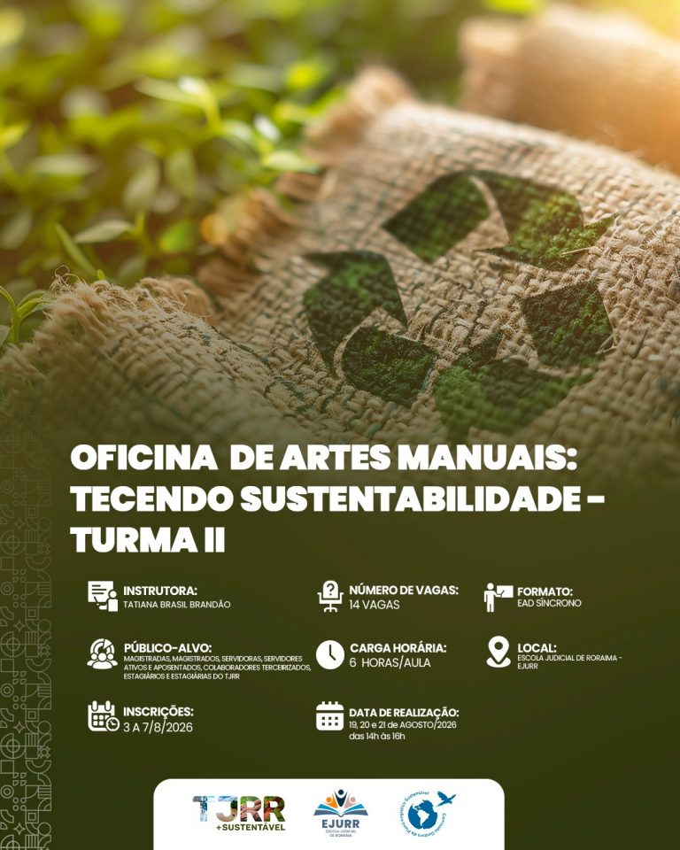 Card digital com temática ecológica. Na metade superior, a imagem em primeiro plano mostra um saco feito de tecido rústico de juta ou estopa sobre o qual está estampado em tinta verde o símbolo clássico da reciclagem (três setas que formam um triângulo). Ao lado e ao fundo, aparecem folhas de pequenas plantas verdes bem iluminadas pelo sol. Na metade inferior, em fundo verde-escuro, o título em letras garrafais brancas diz: "OFICINA DE ARTES MANUAIS: TECENDO SUSTENTABILIDADE – TURMA II". Abaixo, ícones brancos detalham as informações: Instrutora: Tatiana Brasil Brandão; Número de vagas: 14 vagas; Formato: EAD Síncrono; Público-alvo: Magistradas, magistrados, servidoras, servidores ativos e aposentados, colaboradores terceirizados, estagiários e estagiárias do TJRR; Carga horária: 6 horas/aula; Local: Escola Judicial de Roraima – EJURR; Inscrições: 3 a 7/8/2026; Data de realização: 19, 20 e 21 de agosto de 2026, das 14h às 16h. No rodapé, sobre uma faixa branca, estão dispostos os logotipos do "TJRR + Sustentável", da EJURR e da Comissão Gestora do Plano Logístico Sustentável. Na lateral esquerda, há grafismos geométricos discretos em tom verde sobre o fundo escuro.