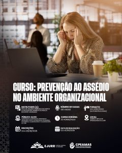 Card digital. Na metade superior, a imagem mostra uma mulher loira vestindo blusa estampada, sentada em uma mesa de trabalho diante de um notebook e um copo de café. Com os olhos fechados, a cabeça baixa e as mãos nas fontes, ela expressa cansaço, estresse ou dor de cabeça. Ao fundo, um escritório amplo aparece de forma desfocada com outros colegas de trabalho. Na metade inferior, em fundo preto, o título em letras garrafais brancas alongadas diz: "CURSO: PREVENÇÃO AO ASSÉDIO NO AMBIENTE ORGANIZACIONAL". Abaixo, ícones brancos detalham as informações do curso: Instrutores (a): Prof. Me. Miquéias Ambrósio dos Santos e Letícia Beatriz Sarmento de Araújo (Docente Convidada); Número de vagas: 100 vagas; Formato: EAD Assíncrono (Autoinstrucional); Público-alvo: Magistradas, magistrados, servidoras e servidores ativos e aposentados, estagiárias, estagiários, colaboradoras e colaboradores do TJRR; Carga horária: 20 horas/aula; Local: Ambiente Virtual de Aprendizagem da EJURR; Inscrições: 24 a 28/08/2026; Data de realização: 02 a 11/09/2026. No rodapé, alinham-se o logotipo da EJURR (Escola Judicial de Roraima) e a marca da CPEAMAS (Comissão de Prevenção e Enfrentamento do Assédio Moral, Sexual e Discriminação), com grafismos geométricos discretos na lateral esquerda.
