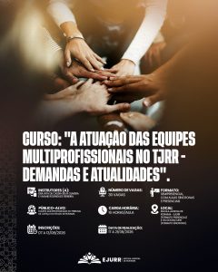 Card digital. Na metade superior, a imagem mostra uma vista superior de várias mãos de pessoas sobrepostas umas às outras ao centro, em um gesto simbólico de união, cooperação e trabalho em equipe. Na metade inferior, em fundo preto, o título em letras garrafais brancas alongadas diz: "CURSO: 'A ATUAÇÃO DAS EQUIPES MULTIPROFISSIONAIS NO TJRR - DEMANDAS E ATUALIDADES'". Abaixo, ícones brancos detalham as informações do curso: Instrutores (a): Dra. Rita de Cássia Silva Oliveira e Viviane Rodrigues Ferreira; Número de vagas: 30 vagas; Formato: Semipresencial, com aulas síncronas e presenciais; Público-alvo: Equipes multiprofissionais do Tribunal de Justiça do Estado de Roraima; Carga horária: 16 horas/aula; Local: Escola Judicial de Roraima - EJURR (formato presencial) e via Google Meet (formato síncrono); Inscrições: 07 a 13/08/2026; Data de realização: 17 a 21/08/2026. No rodapé, o logotipo branco da EJURR (Escola Judicial de Roraima) centralizado, com grafismos geométricos discretos na lateral esquerda.