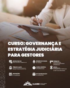 Card digital. Na metade superior, a imagem foca nas mãos de uma pessoa vestindo blazer branco em um ambiente de trabalho. Com a mão esquerda ela segura um tablet e com a mão direita segura uma caneta prateada, apontando em direção a relatórios e documentos sobre a mesa de madeira. Na metade inferior, em fundo preto, o título em letras garrafais brancas diz: "CURSO: GOVERNANÇA E ESTRATÉGIA JUDICIÁRIA PARA GESTORES". Abaixo, ícones brancos detalham as informações do curso: Instrutor (a): Inaiara Milagres Carneiro de Sá; Número de vagas: 35 vagas; Formato: Semipresencial, com aulas síncronas e presenciais; Público-alvo: Magistradas, magistrados, servidoras e servidores em cargos de gestão no TJRR; Carga horária: 12 horas/aula; Local: Escola Judicial de Roraima (aulas presenciais) e via Meet (aulas síncronas); Inscrições: 17 e 20/08/2026; Data de realização: 24 a 28/08/2026. No rodapé, o logotipo branco da EJURR (Escola Judicial de Roraima) centralizado, com grafismos geométricos discretos na lateral esquerda.
