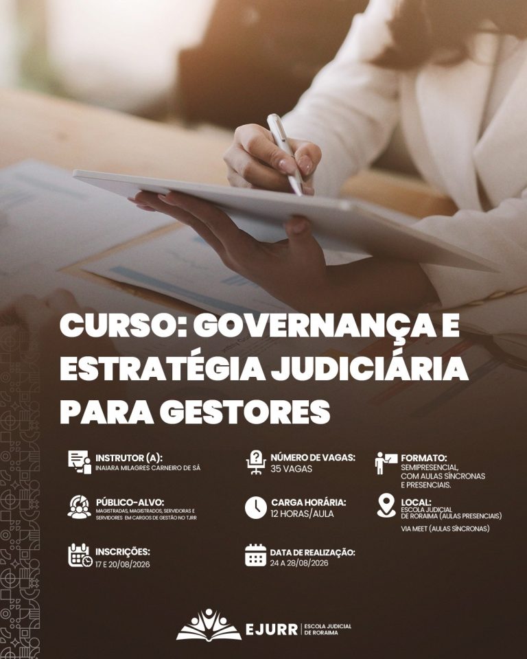Card digital. Na metade superior, a imagem foca nas mãos de uma pessoa vestindo blazer branco em um ambiente de trabalho. Com a mão esquerda ela segura um tablet e com a mão direita segura uma caneta prateada, apontando em direção a relatórios e documentos sobre a mesa de madeira. Na metade inferior, em fundo preto, o título em letras garrafais brancas diz: "CURSO: GOVERNANÇA E ESTRATÉGIA JUDICIÁRIA PARA GESTORES". Abaixo, ícones brancos detalham as informações do curso: Instrutor (a): Inaiara Milagres Carneiro de Sá; Número de vagas: 35 vagas; Formato: Semipresencial, com aulas síncronas e presenciais; Público-alvo: Magistradas, magistrados, servidoras e servidores em cargos de gestão no TJRR; Carga horária: 12 horas/aula; Local: Escola Judicial de Roraima (aulas presenciais) e via Meet (aulas síncronas); Inscrições: 17 e 20/08/2026; Data de realização: 24 a 28/08/2026. No rodapé, o logotipo branco da EJURR (Escola Judicial de Roraima) centralizado, com grafismos geométricos discretos na lateral esquerda.