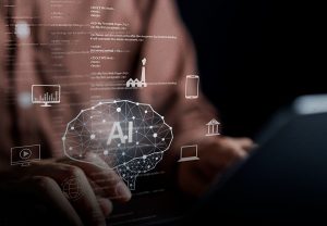 Em destaque do lado superior esquerdo, estão Ícones flutuantes e frases que remetem à tecnologia e à inteligência artificial. Por trás, aparecem levemente desfocadas mãos que digitam em um notebook.