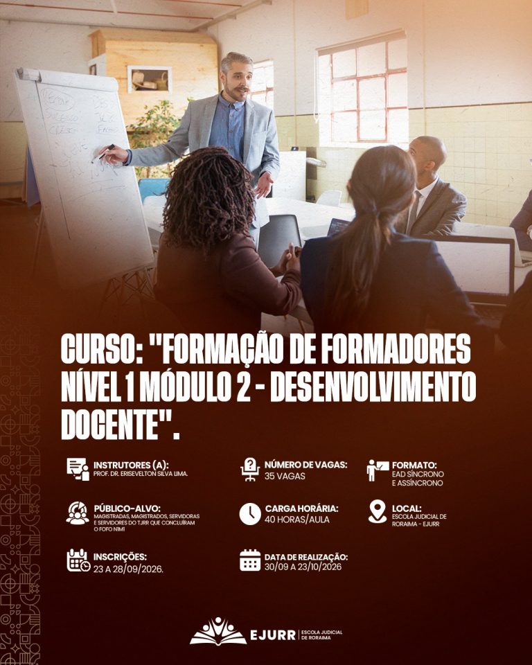 Card digital. Na metade superior, a imagem mostra um instrutor homem de cabelos curtos grisalhos e barba, vestindo blazer cinza e camisa azul, escrevendo com um marcador preto em um quadro flipchart branco durante um treinamento. Em primeiro plano e de costas para a foto, veem-se duas pessoas de perfil (uma mulher de cabelos cacheados e outra de cabelos lisos) acompanhando a explicação. Na metade inferior, em fundo marrom-escuro, o título em letras garrafais brancas alongadas diz: "CURSO: 'FORMAÇÃO DE FORMADORES NÍVEL 1 MÓDULO 2 - DESENVOLVIMENTO DOCENTE'". Abaixo, ícones brancos detalham as informações do curso: Instrutores (a): Prof. Dr. Erisevelton Silva Lima; Número de vagas: 35 vagas; Formato: EAD Síncrono e Assíncrono; Público-alvo: Magistradas, magistrados, servidoras e servidores do TJRR que concluíram o FOFO N1M1; Carga horária: 40 horas/aula; Local: Escola Judicial de Roraima – EJURR; Inscrições: 23 a 28/09/2026; Data de realização: 30/09 a 23/10/2026. No rodapé, o logotipo branco da EJURR (Escola Judicial de Roraima) centralizado, com grafismos geométricos discretos na lateral esquerda.