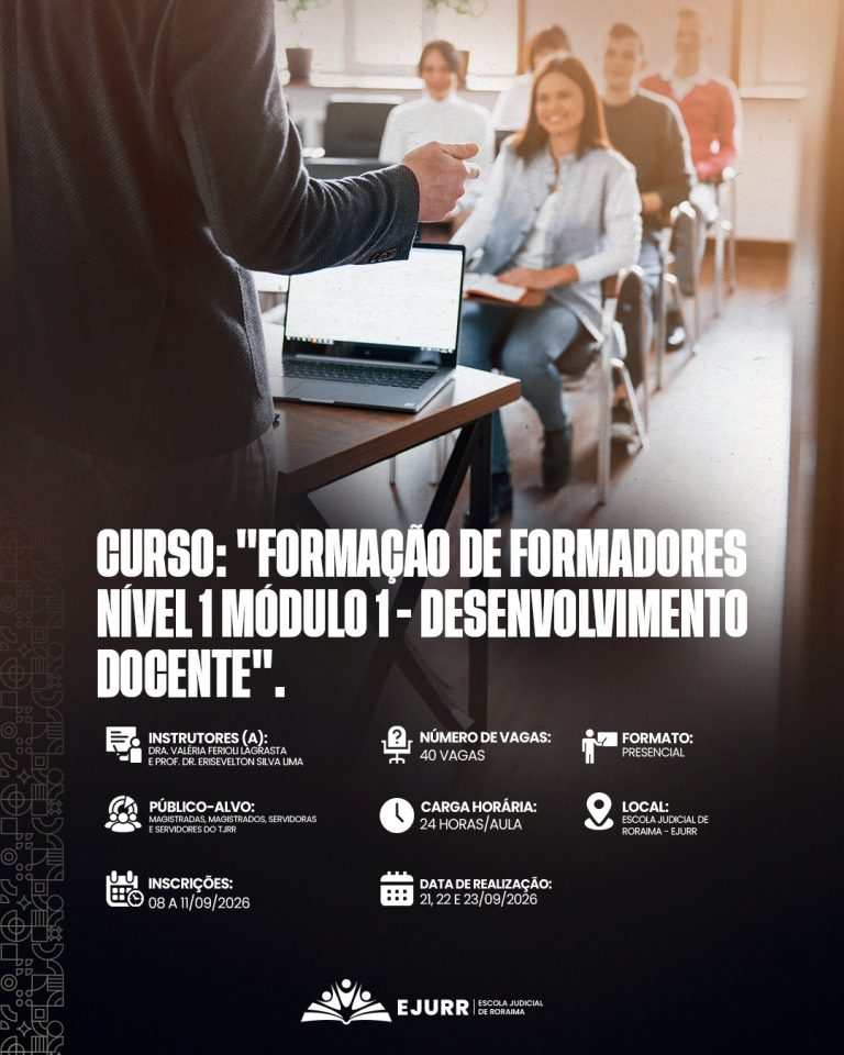 Card digital. Na metade superior, a imagem mostra a perspectiva de uma sala de aula presencial. Em primeiro plano, no canto esquerdo de costas e cortado, aparece um professor vestindo blazer cinza e gesticulando com a mão em direção aos alunos; diante dele há uma mesa com um notebook aberto. Ao fundo, vários alunos e alunas sentados em carteiras escolares sorriem e prestam atenção na aula. Na metade inferior, em fundo preto, o título em letras garrafais brancas alongadas diz: "CURSO: 'FORMAÇÃO DE FORMADORES NÍVEL 1 MÓDULO 1 - DESENVOLVIMENTO DOCENTE'". Abaixo, ícones brancos detalham as informações do curso: Instrutores (a): Dra. Valéria Ferioli Lagrasta e Prof. Dr. Erisevelton Silva Lima; Número de vagas: 40 vagas; Formato: Presencial; Público-alvo: Magistradas, magistrados, servidoras e servidores do TJRR; Carga horária: 24 horas/aula; Local: Escola Judicial de Roraima – EJURR; Inscrições: 08 a 11/09/2026; Data de realização: 21, 22 e 23/09/2026. No rodapé, o logotipo branco da EJURR (Escola Judicial de Roraima) centralizado, com grafismos geométricos discretos na lateral esquerda.