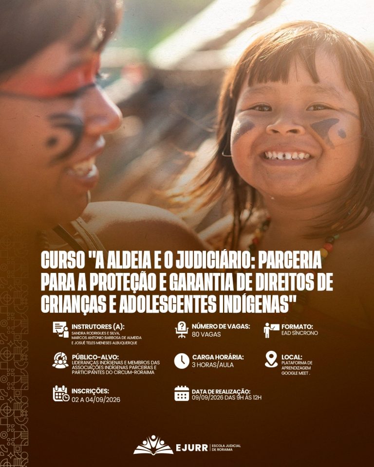 Card digital. Na metade superior, a imagem mostra em primeiro plano uma criança indígena com rosto pintado de preto e vermelho, sorrindo e olhando para a câmera. Ao lado dela, de perfil e desfocado, um adulto indígena (provavelmente sua mãe) também com rosto pintado sorri para a criança. Elas estão em um ambiente ao ar livre com luz natural. Na metade inferior, em fundo marrom escuro, o título em letras garrafais brancas alongadas diz: "CURSO 'A ALDEIA E O JUDICIÁRIO: PARCERIA PARA A PROTEÇÃO E GARANTIA DE DIREITOS DE CRIANÇAS E ADOLESCENTES INDÍGENAS'". Abaixo, ícones brancos detalham as informações do curso: Instrutores (a): Sandra Rodrigues e Silva, Marcos Antonio Barbosa de Almeida e Josué Teles Meneses Albuquerque; Número de vagas: 80 vagas; Formato: EAD Síncrono; Público-alvo: Lideranças indígenas e membros das associações indígenas parceiras e participantes do CIRCUM-Roraima; Carga horária: 3 horas/aula; Local: Plataforma de Aprendizagem Google Meet; Inscrições: 02 a 04/09/2026; Data de realização: 09/09/2026 das 9h às 12h. No rodapé, o logotipo branco da EJURR (Escola Judicial de Roraima) centralizado, com grafismos geométricos discretos na lateral esquerda.