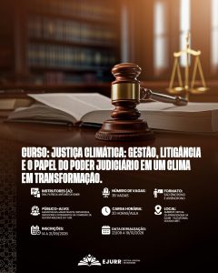 Card digital. Na metade superior, a imagem traz elementos clássicos do Direito sobre uma mesa de madeira: em primeiro plano, um martelo de juiz de madeira sob um livro jurídico aberto; ao fundo e desfocados, uma estante repleta de livros e uma balança da justiça dourada. Na metade inferior, em fundo marrom-escuro, o título em letras garrafais brancas alongadas diz: "CURSO: JUSTIÇA CLIMÁTICA: GESTÃO, LITIGÂNCIA E O PAPEL DO PODER JUDICIÁRIO EM UM CLIMA EM TRANSFORMAÇÃO.". Abaixo, ícones brancos detalham as informações do curso: Instrutores (a): Dra. Patricia Antunes Laydner; Número de vagas: 35 vagas; Formato: EAD Síncrono e Assíncrono; Público-alvo: Magistradas, magistrados, servidoras, servidores e integrantes da Comissão de Sustentabilidade do TJRR; Carga horária: 20 horas/aula; Local: Ambiente Virtual de Aprendizagem da EJURR - Plataforma Google Meet; Inscrições: 14 a 21/09/2026; Data de realização: 23/09 a 19/10/2026. No rodapé, o logotipo branco da EJURR (Escola Judicial de Roraima) centralizado, com grafismos geométricos discretos na lateral esquerda.