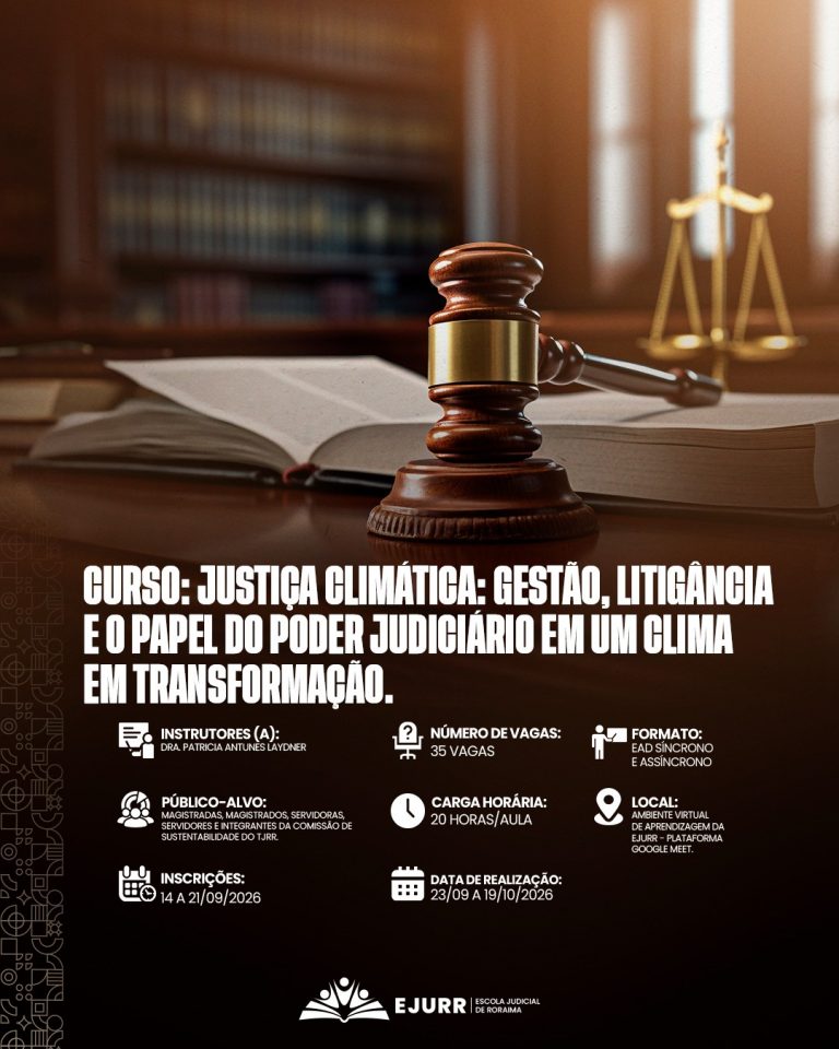 Card digital. Na metade superior, a imagem traz elementos clássicos do Direito sobre uma mesa de madeira: em primeiro plano, um martelo de juiz de madeira sob um livro jurídico aberto; ao fundo e desfocados, uma estante repleta de livros e uma balança da justiça dourada. Na metade inferior, em fundo marrom-escuro, o título em letras garrafais brancas alongadas diz: "CURSO: JUSTIÇA CLIMÁTICA: GESTÃO, LITIGÂNCIA E O PAPEL DO PODER JUDICIÁRIO EM UM CLIMA EM TRANSFORMAÇÃO.". Abaixo, ícones brancos detalham as informações do curso: Instrutores (a): Dra. Patricia Antunes Laydner; Número de vagas: 35 vagas; Formato: EAD Síncrono e Assíncrono; Público-alvo: Magistradas, magistrados, servidoras, servidores e integrantes da Comissão de Sustentabilidade do TJRR; Carga horária: 20 horas/aula; Local: Ambiente Virtual de Aprendizagem da EJURR - Plataforma Google Meet; Inscrições: 14 a 21/09/2026; Data de realização: 23/09 a 19/10/2026. No rodapé, o logotipo branco da EJURR (Escola Judicial de Roraima) centralizado, com grafismos geométricos discretos na lateral esquerda.
