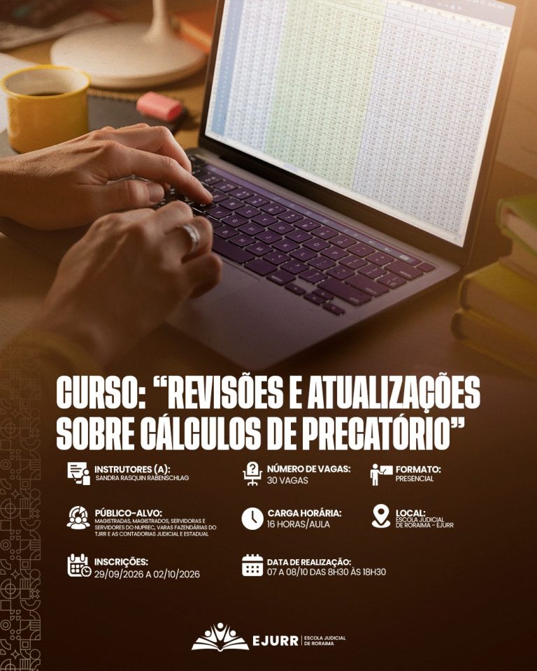 Card digital. Na metade superior, a imagem foca nas mãos de uma pessoa a digitar num portátil (notebook). No ecrã do portátil é visível uma folha de cálculo repleta de números e dados tabulados. Ao lado do portátil, sobre a mesa de trabalho, vê-se uma chávena de café amarela e uma pilha de livros. Na metade inferior, em fundo castanho-escuro, o título em letras garrafais brancas alongadas diz: "CURSO: 'REVISÕES E ATUALIZAÇÕES SOBRE CÁLCULOS DE PRECATÓRIO'". Abaixo, ícones brancos detalham as informações do curso: Instrutores (a): Sandra Rasquin Rabenschlag; Número de vagas: 30 vagas; Formato: Presencial; Público-alvo: Magistradas, magistrados, servidoras e servidores do TJRR que ocupam cargos de gestão; Carga horária: 16 horas/aula; Local: Escola Judicial de Roraima – EJURR; Inscrições: 28/9/2026 a 02/10/2026; Data de realização: 07 a 08/10. No rodapé, o logotipo branco da EJURR (Escola Judicial de Roraima) centralizado, com grafismos geométricos discretos na lateral esquerda.