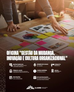 Card digital. Na metade superior, a imagem mostra uma vista superior e aproximada de uma mesa de trabalho colaborativa repleta de papéis, papéis autocolantes coloridos (post-its), relatórios e gráficos impressos. À esquerda, as mãos de uma pessoa de camisa cinza apoiam-se na mesa; à direita, a mão de outra pessoa estende-se para ajustar um dos papéis coloridos. Na metade inferior, em fundo castanho-escuro, o título em letras garrafais brancas alongadas diz: "OFICINA 'GESTÃO DA MUDANÇA, INOVAÇÃO E CULTURA ORGANIZACIONAL'". Abaixo, ícones brancos detalham as informações da oficina: Instrutores (a): France James Fonseca Galvão e José Mário Marassato; Número de vagas: 30 vagas; Formato: Presencial; Público-alvo: Magistradas, magistrados, servidoras e servidores em cargos de gestão no TJRR; Carga horária: 10 horas/aula; Local: Escola Judicial de Roraima; Inscrições: 08 a 16/10/2026; Data de realização: 20 e 21/10 das 14h30 às 17h30 e 22/10 das 14h30 às 18h30. No rodapé, o logotipo branco da EJURR (Escola Judicial de Roraima) centralizado, com grafismos geométricos discretos na lateral esquerda.