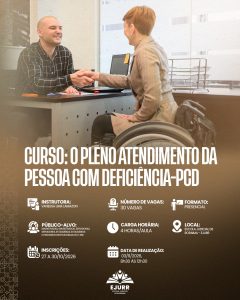 Card digital com tema de inclusão e acessibilidade. Na metade superior, a imagem mostra um ambiente de escritório acolhedor e profissional, onde um homem de camisa axadrezada e cabelo rapado está sentado atrás de uma mesa de atendimento, sorrindo e a apertar a mão de uma mulher sentada numa cadeira de rodas. A mulher, de costas e de cabelo curto ruivo, veste roupa clara de mangas compridas enquanto cumprimenta o atendente. Na metade inferior, em fundo castanho-escuro, o título em letras garrafais brancas alongadas diz: "CURSO: O PLENO ATENDIMENTO DA PESSOA COM DEFICIÊNCIA-PCD". Abaixo, ícones brancos detalham as informações do curso: Instrutora: Vanessa Lima Lamazon; Número de vagas: 30 vagas; Formato: Presencial; Público-alvo: Magistradas, magistrados, servidoras, servidores, estagiárias, estagiários e parceiros institucionais do TJRR; Carga horária: 4 horas/aula; Local: Escola Judicial de Roraima – EJURR; Inscrições: 27 a 30/10/2026; Data de realização: 03/11/2026, das 8h30 às 12h30. No rodapé, o logótipo branco da EJURR (Escola Judicial de Roraima) surge centralizado, com grafismos geométricos discretos na lateral esquerda.