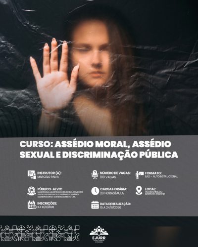 Card digital com fundo escuro. Na metade superior, a imagem conceitual desfocada de uma mulher atrás de uma película de plástico preto amassado e transparente, com a mão direita espalmada contra o plástico, sugerindo opressão ou pedido de ajuda. Na metade inferior, em fundo cinza, o título em letras garrafais brancas: "CURSO: ASSÉDIO MORAL, ASSÉDIO SEXUAL E DISCRIMINAÇÃO PÚBLICA". Abaixo, ícones brancos detalham as informações do curso: Instrutor: Marcelo Paiva; Número de vagas: 100 vagas; Formato: EAD - Autoinstrucional; Público-alvo: Magistradas, magistrados, servidoras, servidores ativos e aposentados, estagiárias, estagiários, colaboradoras e colaboradores do TJRR; Carga horária: 20 horas/aula; Local: Plataforma do Instituto Educere; Inscrições: 3 a 10/6/2026; Data de realização: 15 a 24/6/2026. No rodapé preto, grafismos geométricos brancos e o logotipo da EJURR (Escola Judicial de Roraima).