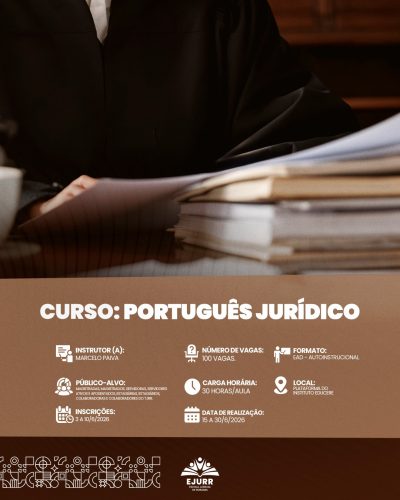 Card digital. Na metade superior, a imagem em primeiro plano mostra uma pilha de processos e papéis em uma mesa de madeira. Ao fundo, uma pessoa vestindo uma toga preta de magistrado manuseia os documentos. Na metade inferior, em fundo marrom claro, o título em letras garrafais brancas: "CURSO: PORTUGUÊS JURÍDICO". Abaixo, ícones brancos detalham as informações do curso: Instrutor: Marcelo Paiva; Número de vagas: 100 vagas; Formato: EAD - Autoinstrucional; Público-alvo: Magistradas, magistrados, servidoras, servidores ativos e aposentados, estagiárias, estagiários, colaboradoras e colaboradores do TJRR; Carga horária: 30 horas/aula; Local: Plataforma do Instituto Educere; Inscrições: 3 a 10/6/2026; Data de realização: 15 a 30/6/2026. No rodapé escuro, grafismos geométricos brancos e o logotipo da EJURR (Escola Judicial de Roraima).
