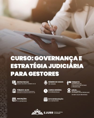 Card digital. Na metade superior, a imagem foca nas mãos de uma pessoa vestindo blazer branco em um ambiente de trabalho. Com a mão esquerda ela segura um tablet e com a mão direita segura uma caneta prateada, apontando em direção a relatórios e documentos sobre a mesa de madeira. Na metade inferior, em fundo preto, o título em letras garrafais brancas diz: "CURSO: GOVERNANÇA E ESTRATÉGIA JUDICIÁRIA PARA GESTORES". Abaixo, ícones brancos detalham as informações do curso: Instrutor (a): Inaiara Milagres Carneiro de Sá; Número de vagas: 35 vagas; Formato: Semipresencial, com aulas síncronas e presenciais; Público-alvo: Magistradas, magistrados, servidoras e servidores em cargos de gestão no TJRR; Carga horária: 12 horas/aula; Local: Escola Judicial de Roraima (aulas presenciais) e via Meet (aulas síncronas); Inscrições: 17 e 20/08/2026; Data de realização: 24 a 28/08/2026. No rodapé, o logotipo branco da EJURR (Escola Judicial de Roraima) centralizado, com grafismos geométricos discretos na lateral esquerda.